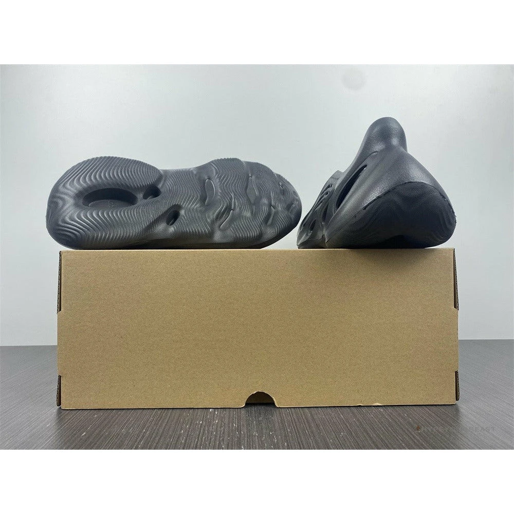 Yeezy Foam RNNR Onyx 9 Yeezy Foam RNNR Onyx - Image 9