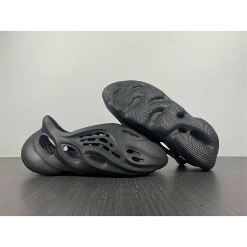 Yeezy Foam RNNR Onyx -Fusion Wear Shop HYB2168 749fd018 2441 466d 8997 f81acf5883eb
