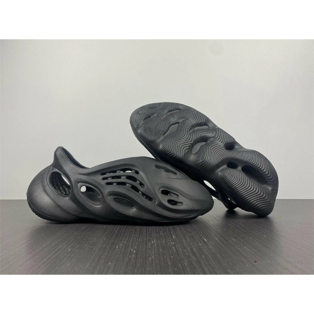 Yeezy Foam RNNR Onyx 1 Yeezy Foam RNNR Onyx