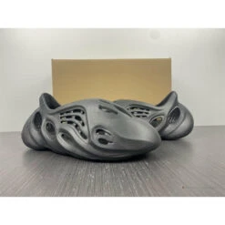 Yeezy Foam RNNR Onyx 25 Yeezy Foam RNNR Onyx -Fusion Wear Shop HYB2170 38c02fb8 7233 421b 8e7d fc1aead88987